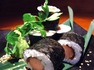 Sushi cuộn xúc xích