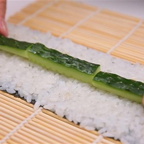 Cách làm sushi dưa leo