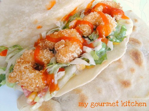 Tacos nhân tôm chiên và xà lách