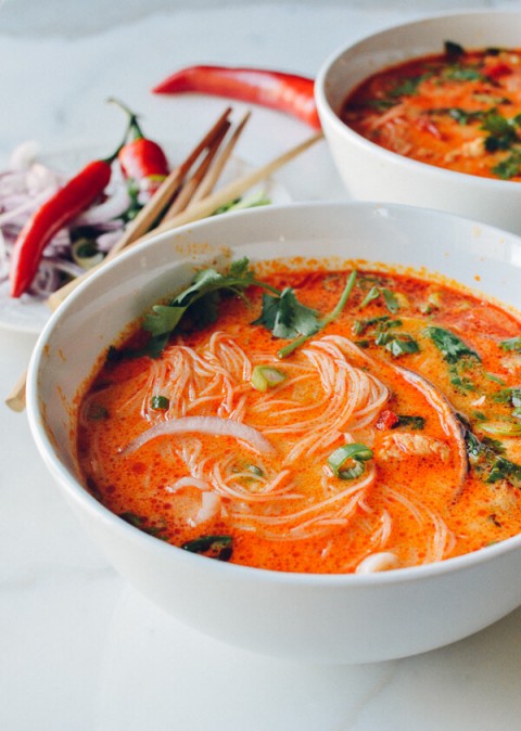 Tai heo đun mắm đường giòn giòn