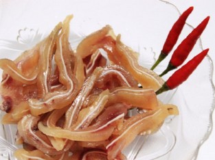 Tai heo đun mắm đường giòn giòn