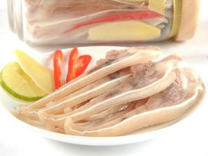 Tai heo ngâm giấm