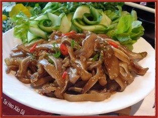 Tai heo xào sả giòn giòn