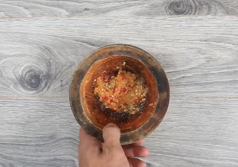 Tai heo xào sả ớt giòn ngon sừn sựt khéo nịnh cả nhà