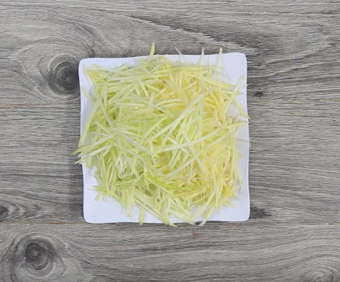 Tai heo xào sả ớt giòn ngon sừn sựt khéo nịnh cả nhà