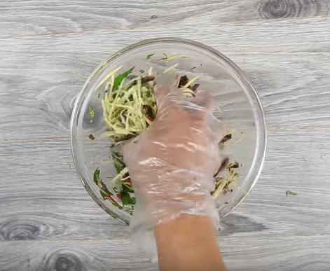 Tai heo xào sả ớt giòn ngon sừn sựt khéo nịnh cả nhà