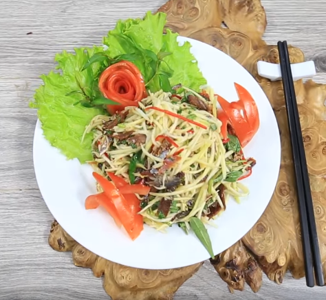 Tai heo xào sả ớt giòn ngon sừn sựt khéo nịnh cả nhà