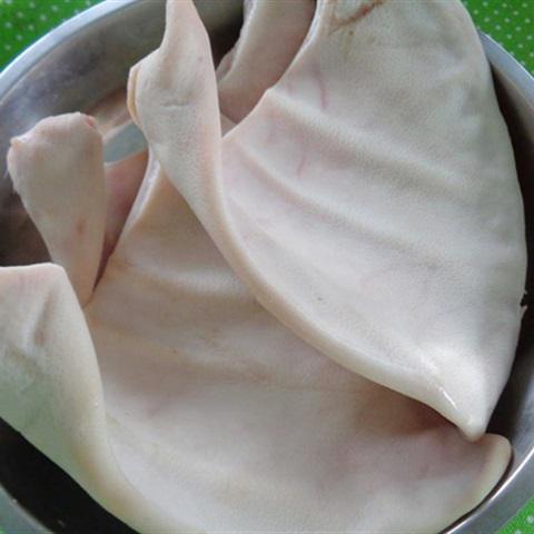 Cách làm tai heo xào sả ớt