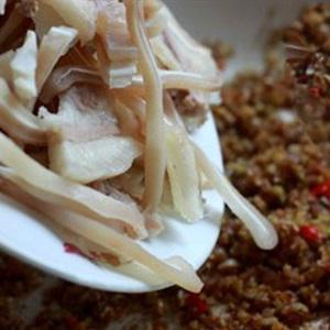 Cách làm tai heo xào sả ớt
