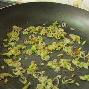 Cách làm tai heo xào sả ớt