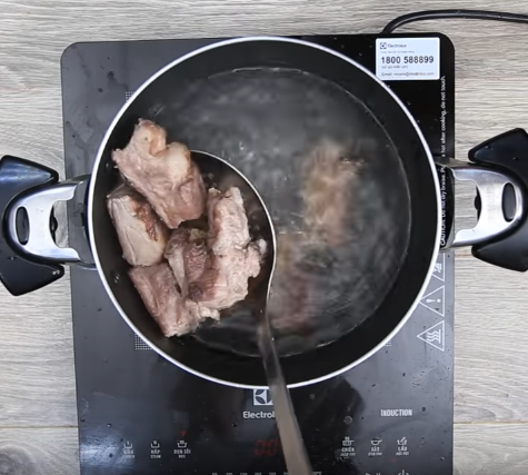 Tận dụng cơm nguội làm cơm cuộn xúc xích chiên ngon hết nấc