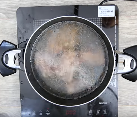 Tận dụng cơm nguội làm cơm cuộn xúc xích chiên ngon hết nấc