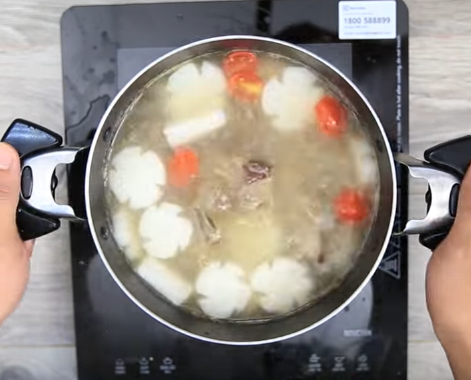 Tận dụng cơm nguội làm cơm cuộn xúc xích chiên ngon hết nấc