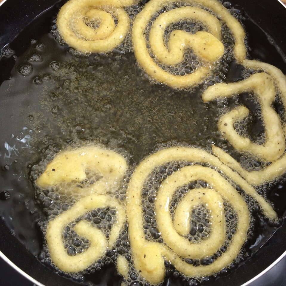 Tận dụng vỏ dưa hấu làm gỏi tôm thịt chua ngọt, ăn là mê