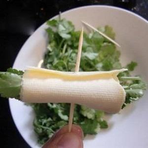 Cách làm tàu hũ ky cuộn rau chiên giòn