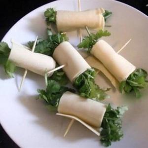 Cách làm tàu hũ ky cuộn rau chiên giòn