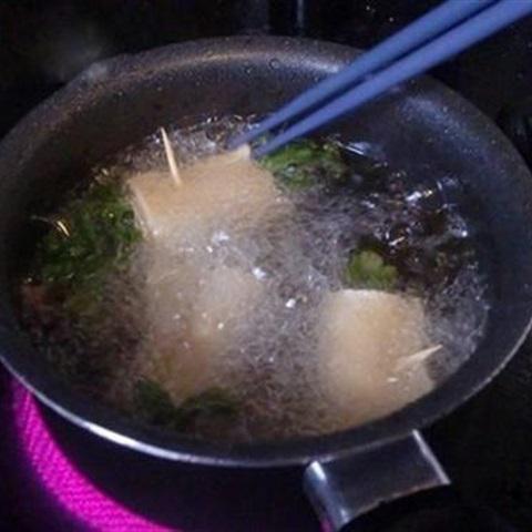 Cách làm tàu hũ ky cuộn rau chiên giòn