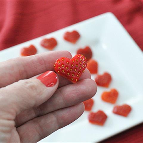 Cách làm thạch dâu hình trái tim