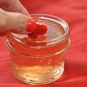 Cách làm thạch dâu hình trái tim