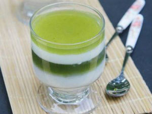 Thạch hai màu từ lá dứa và sữa tươi