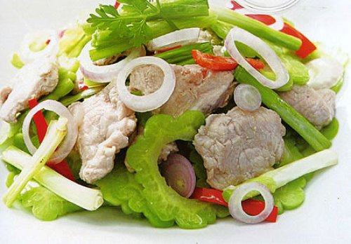 Thăn heo xào cay với khổ qua