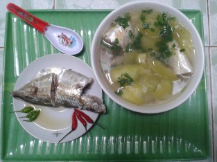 Thanh mát với canh dưa hồng nấu cá