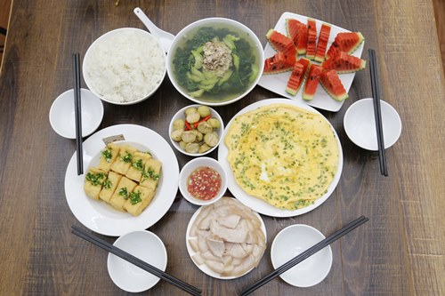 Thanh nhiệt giải độc cơ thể với trà gừng hoa hồng mật ong