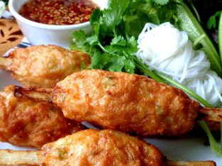 Thành viên vào bếp: Chả cua bọc mía thơm lừng ngày mưa