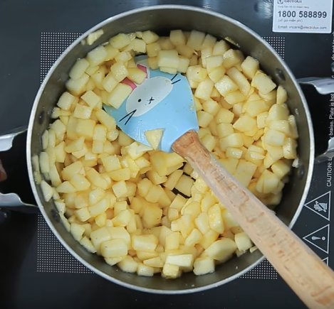 Thích mê bánh rán cà ri vàng ruộm, cay ngon khó cưỡng