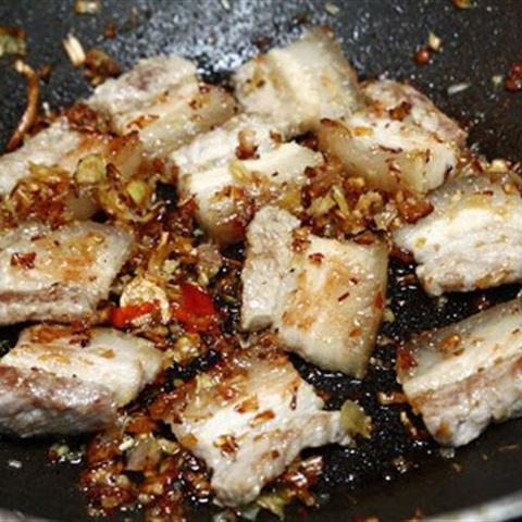 Cách làm thịt ba chỉ chiên sả ớt