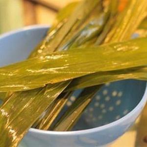 Cách làm thịt ba chỉ cuộn lá dứa