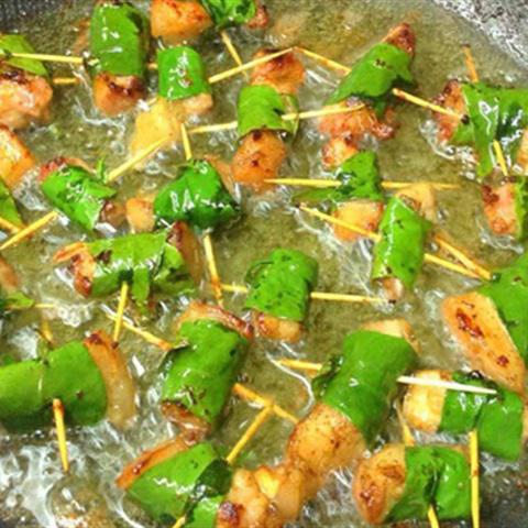 Cách làm thịt ba chỉ cuộn lá mắc mật