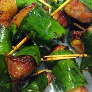 Cách làm thịt ba chỉ cuộn lá mắc mật