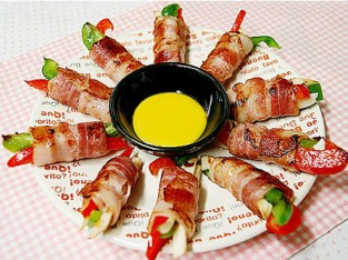 Thịt ba chỉ cuộn ớt xanh đỏ