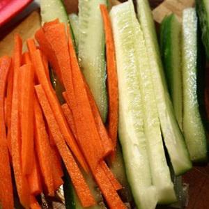 Cách làm thịt ba chỉ cuộn rau củ sốt me