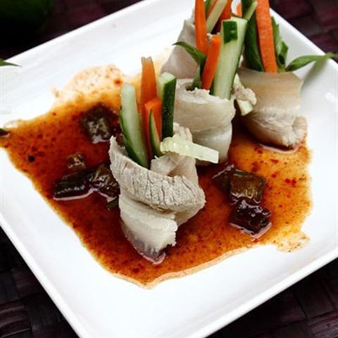 Cách làm thịt ba chỉ cuộn rau củ sốt me