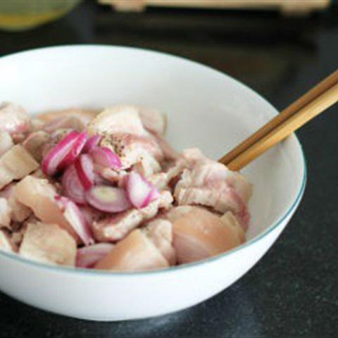 Cách làm thịt ba chỉ kho cùi dừa