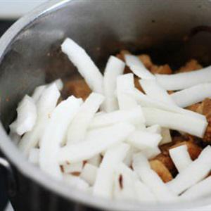 Cách làm thịt ba chỉ kho cùi dừa