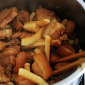 Cách làm thịt ba chỉ kho cùi dừa