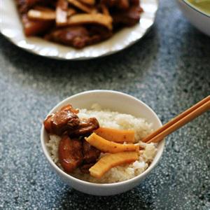 Cách làm thịt ba chỉ kho cùi dừa