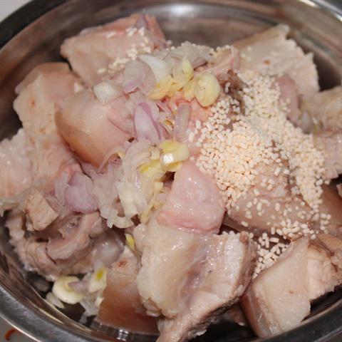 Cách làm thịt ba chỉ kho dưa cải