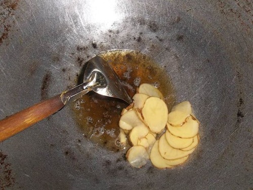 Thịt ba chỉ kho hạt dẻ thơm lừng cho ngày đầu thu se lạnh