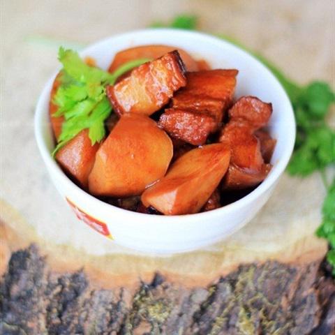 Cách làm thịt ba chỉ kho khoai sọ