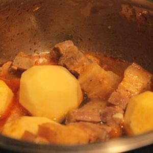 Cách làm thịt ba chỉ kho khoai tây