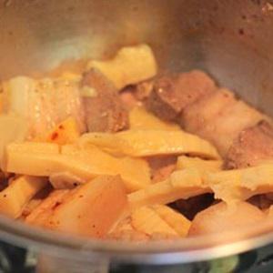 Cách làm thịt ba chỉ kho măng tươi