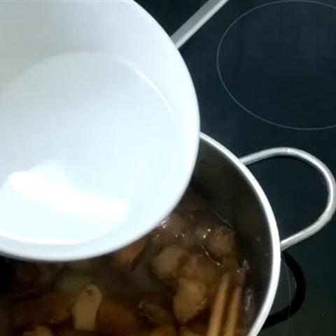 Cách làm thịt ba chỉ kho trứng cút