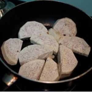 Cách làm thịt ba chỉ khoai môn hấp chao