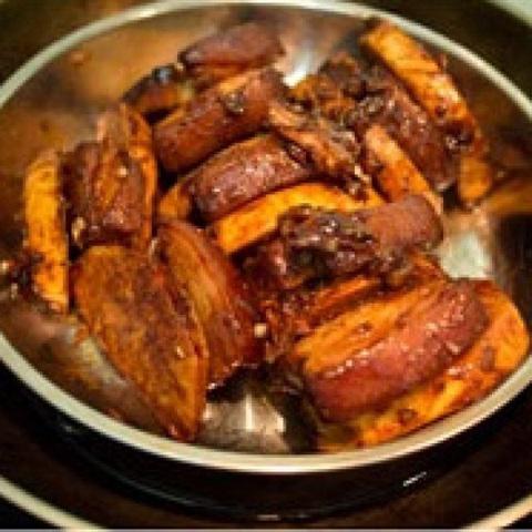 Cách làm thịt ba chỉ khoai môn hấp chao