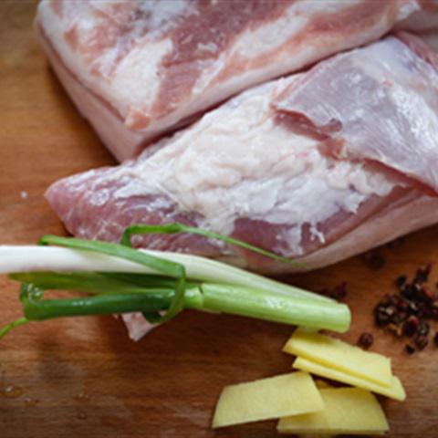 Cách làm thịt ba chỉ luộc sốt tỏi cay