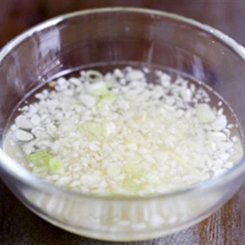 Cách làm thịt ba chỉ luộc sốt tỏi cay